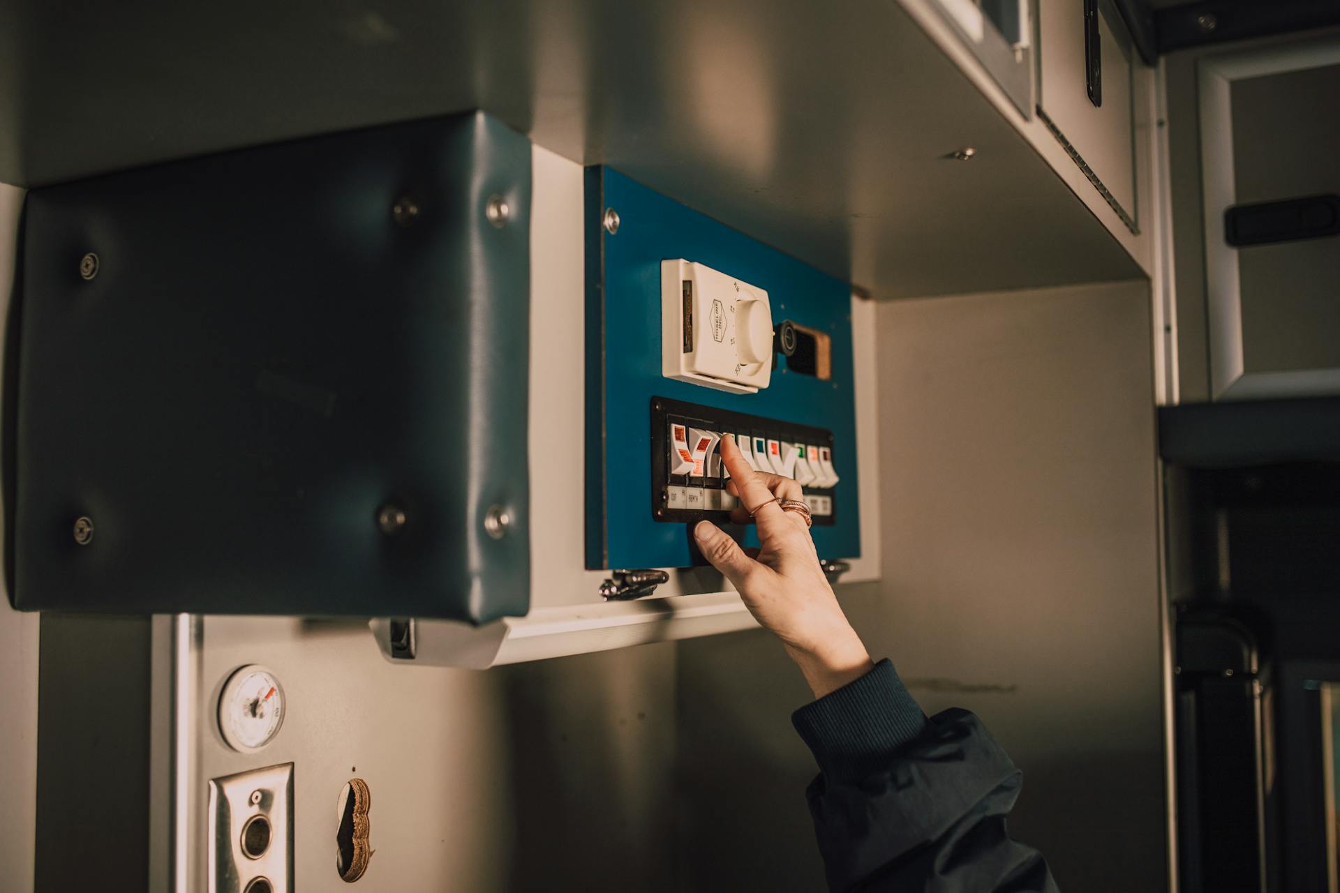 La eficiencia energética es la capacidad de utilizar menos energía para realizar la misma actividad o lograr el mismo resultado.