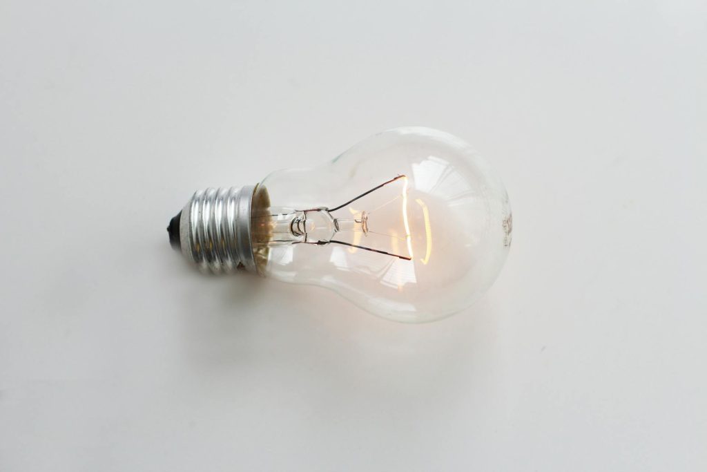 El kWh (kilovatio hora) es la forma en la que las empresas de energía calculan lo que debes pagar en tu factura.