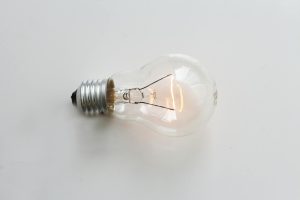 El kWh (kilovatio hora) es la forma en la que las empresas de energía calculan lo que debes pagar en tu factura.