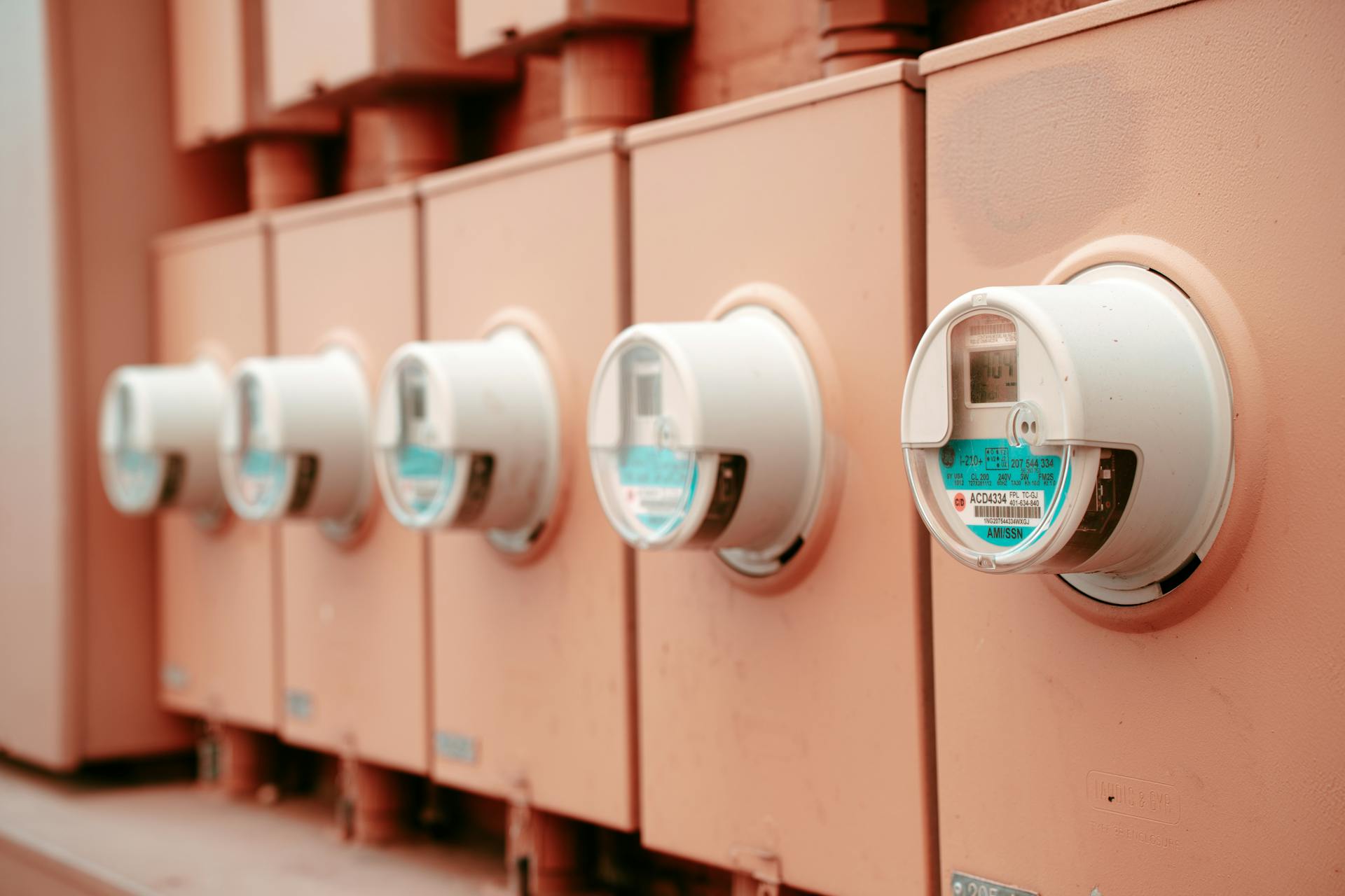 Un medidor de energía eléctrica es un dispositivo diseñado para registrar la cantidad de energía consumida en una vivienda, comercio, oficina o industria.