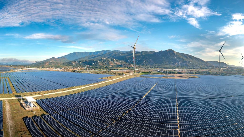 La transición energética es el proceso mediante el cual el mundo está cambiando su modelo tradicional de generación y consumo energético.