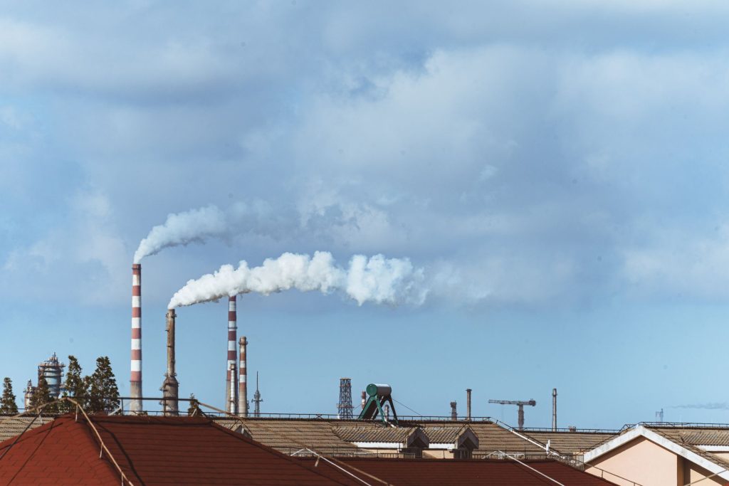 Descubre con enerBit cómo la huella de carbono afecta la energía de tu hogar.