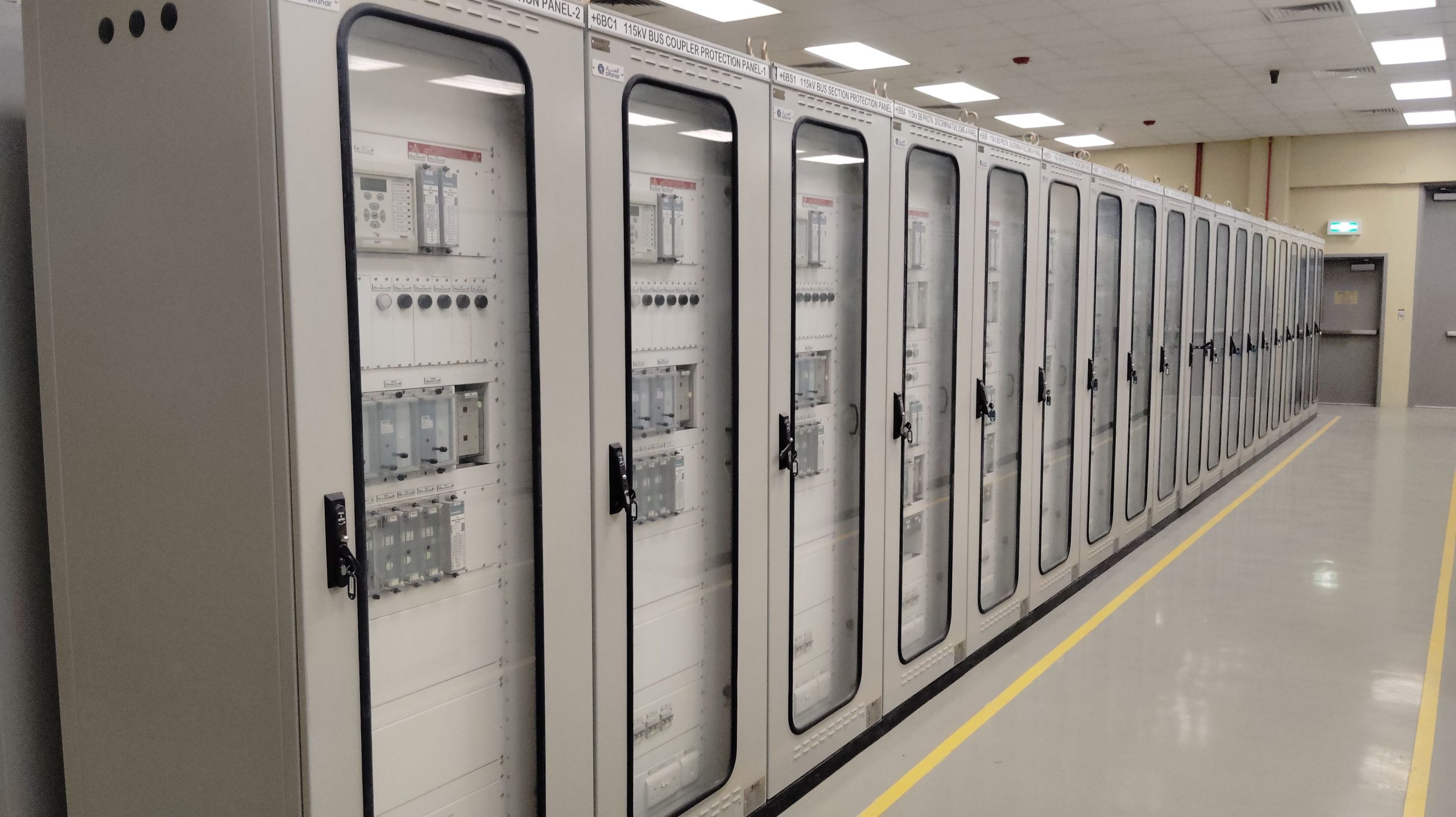 Sala de control eléctrico con paneles de maniobra y protección
