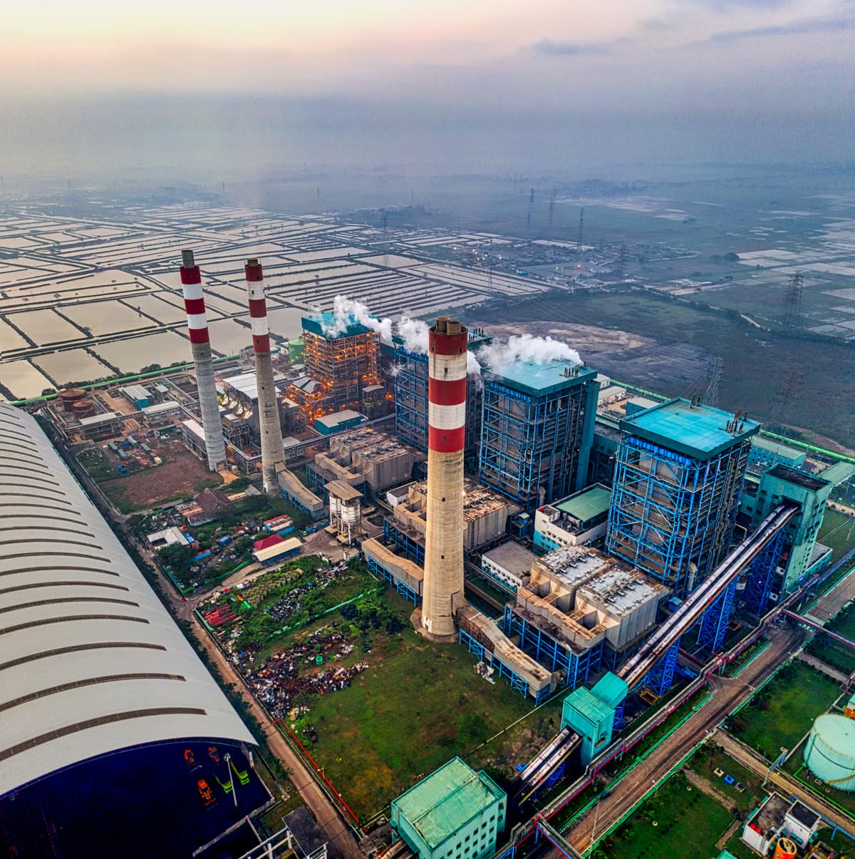 Vista aérea de una central de generación eléctrica