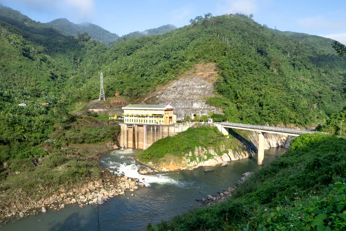 Central hidroeléctrica junto a un río