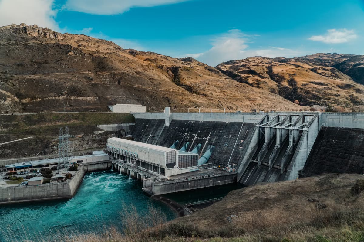 Presa hidroeléctrica y embalse en un paisaje montañoso